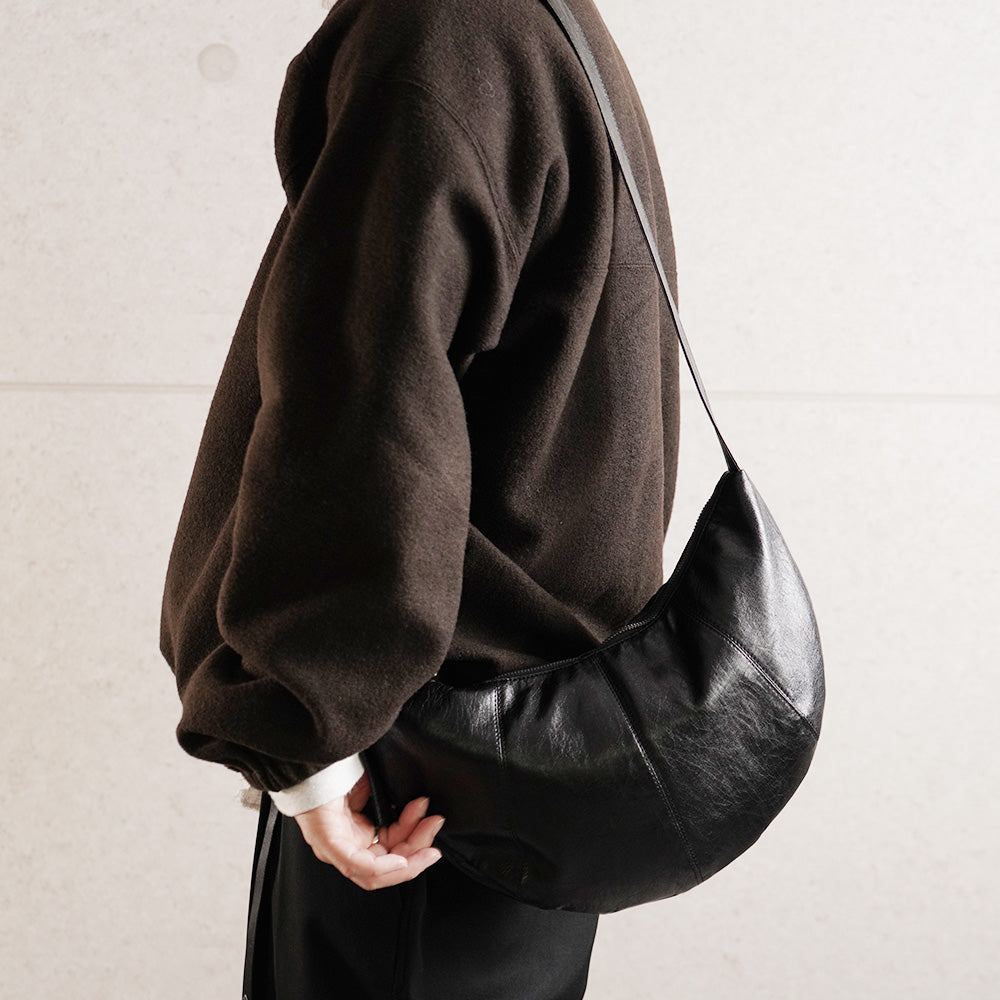 【LEMAILE】クロワッサン スモールレザーショルダーバッグ LEMAIRE - 【再販売通知受付可能】Small Croissant Bag(NAPPA